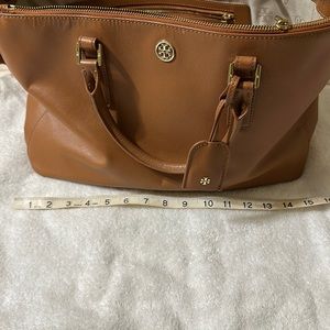 Tory Burch bag. Cognac color. Shoulder bag/hand bag. Removable/adjustable strap